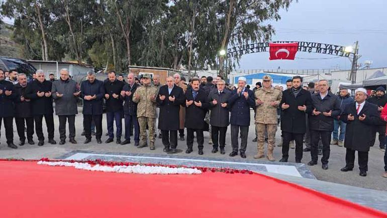 Hatay’da depremde hayatını kaybedenler, mezarları başında anıldı