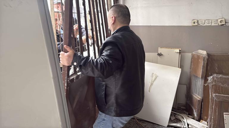 Kağıthane’de 3 ay önce ehliyetini alan sürücü fren yerine gaza bastı; depoya daldı