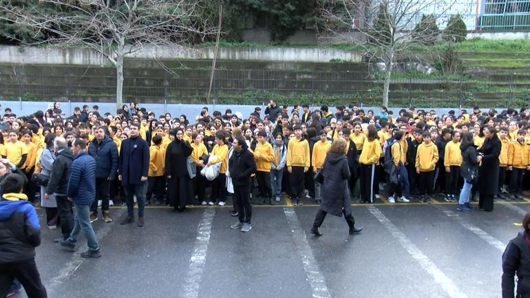 İstanbuldaki okullarda 6 Şubat depremlerinin 3üncü yılında bir dakikalık saygı duruşu