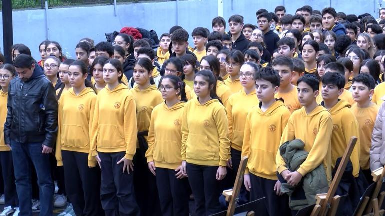 İstanbuldaki okullarda 6 Şubat depremlerinin 3üncü yılında bir dakikalık saygı duruşu