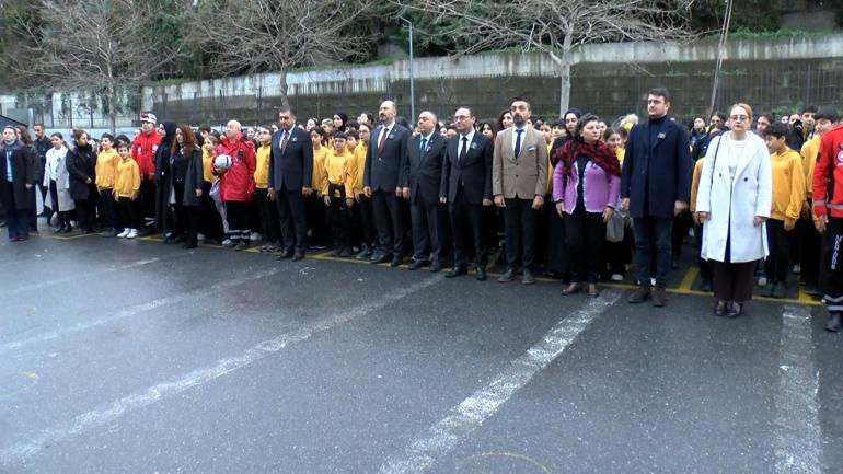 İstanbuldaki okullarda 6 Şubat depremlerinin 3üncü yılında bir dakikalık saygı duruşu