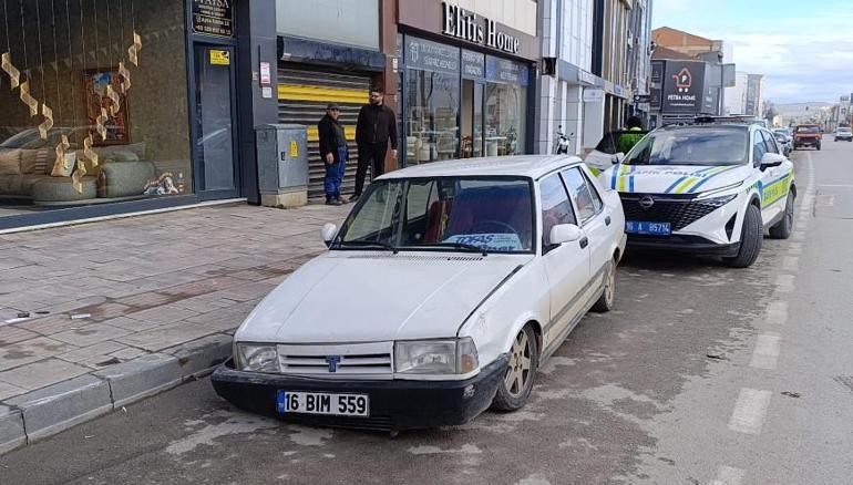 Kaldırıma çarptığı otomobilini park edip kaçan sürücü ehliyetsiz çıktı