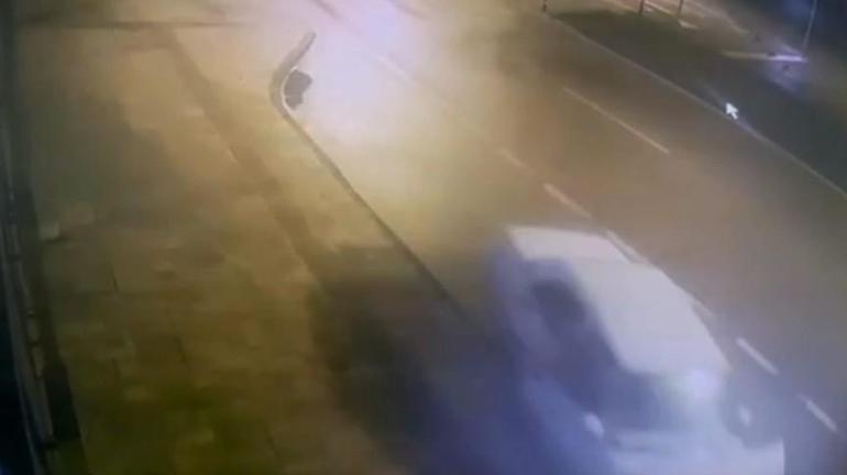Kaldırıma çarptığı otomobilini park edip kaçan sürücü ehliyetsiz çıktı