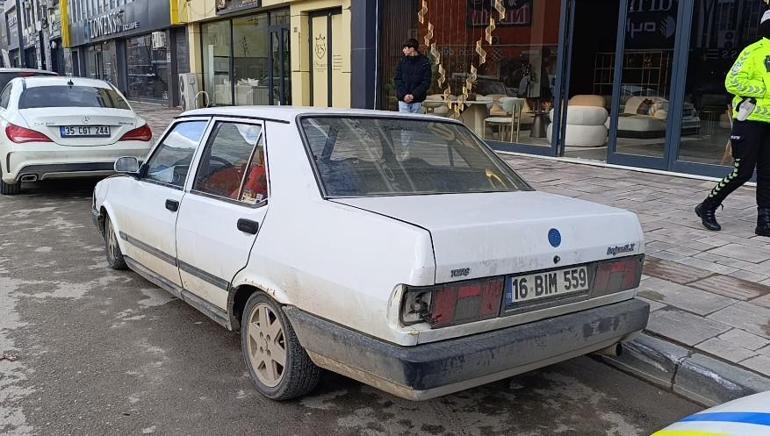 Kaldırıma çarptığı otomobilini park edip kaçan sürücü ehliyetsiz çıktı