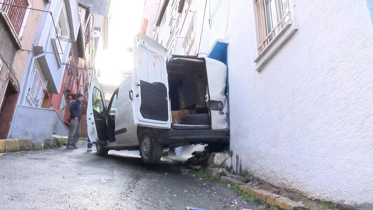 Beyoğlunda yokuştan kayan araç binaya çarptı: Ucuz atlattık