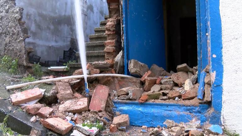 Beyoğlunda yokuştan kayan araç binaya çarptı: Ucuz atlattık