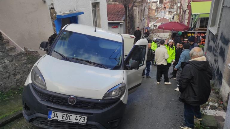 Beyoğlunda yokuştan kayan araç binaya çarptı: Ucuz atlattık