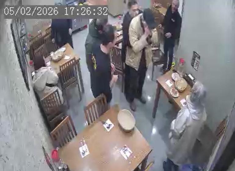 Komiser, nefes borusuna yiyecek kaçan kişiyi Heimlich manevrasıyla kurtardı