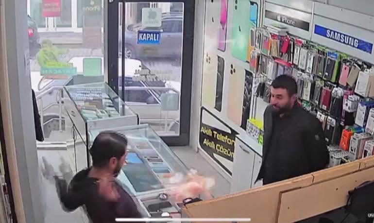 Tamire getirilen cep telefonunun bataryası patlayıp alev aldı