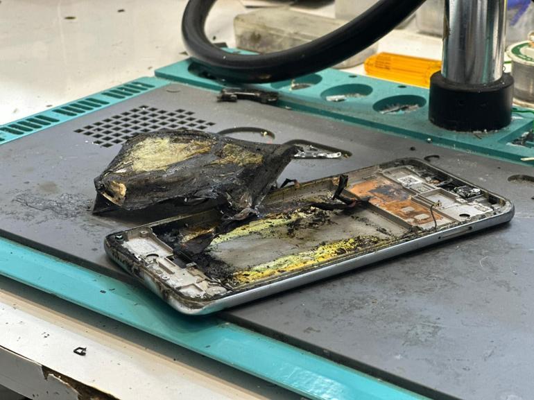 Tamire getirilen cep telefonunun bataryası patlayıp alev aldı