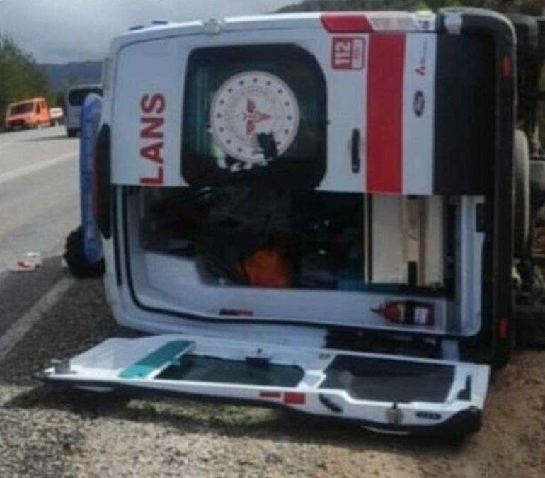 Muğlada ambulans devrildi; paramedik yaralandı