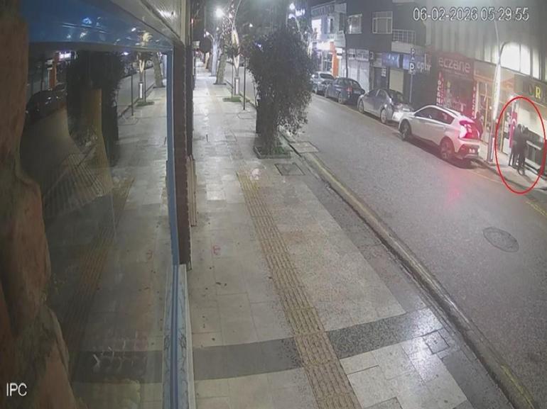 Kepenk kumandasını yedekledikleri kuyumcu dükkanına girip 1,5 kilo altını çaldılar