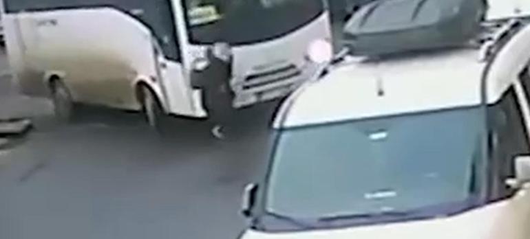 Midibüsün çarptığı kadın yaralandı; kaza kamerada