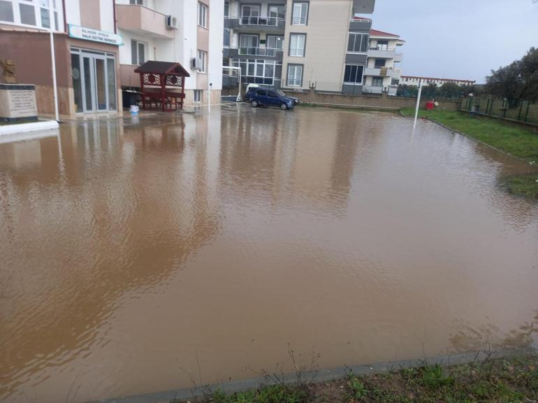 Balıkesir’deki sağanak yağış yaşamı olumsuz etkiledi