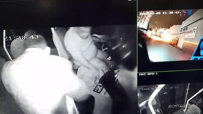 Adana’da minibüs ile otomobilin kafa kafaya çarpıştığı kaza kamerada