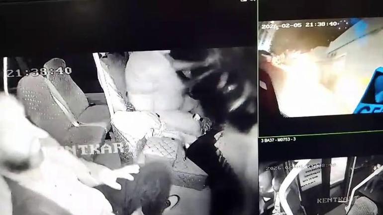 Adana’da minibüs ile otomobilin kafa kafaya çarpıştığı kaza kamerada