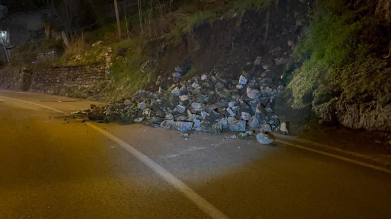 Bursa’da istinat duvarı çöktü; yol çift yönlü trafiğe kapatıldı