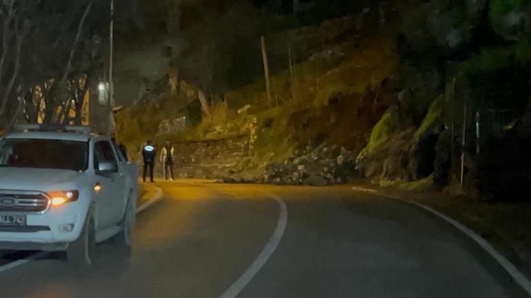 Bursa’da istinat duvarı çöktü; yol çift yönlü trafiğe kapatıldı