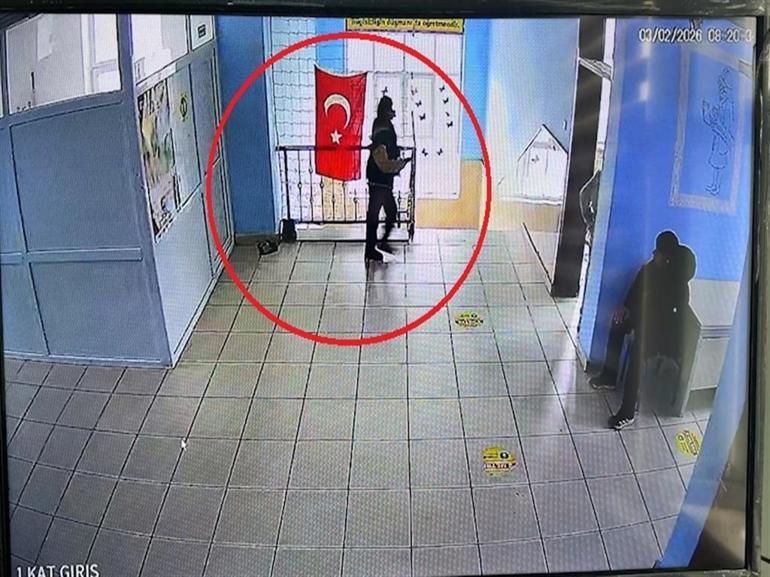 Diyarbakır’da bayrak hassasiyeti ile gündeme gelen Kübra: Sevgiyle düzelttim