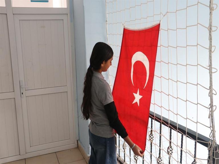 Diyarbakır’da bayrak hassasiyeti ile gündeme gelen Kübra: Sevgiyle düzelttim