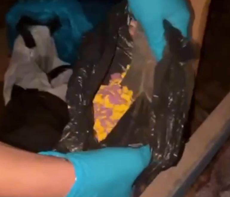 Çöp poşetlerinde uyuşturucu ele geçirildi; 2 tutuklama