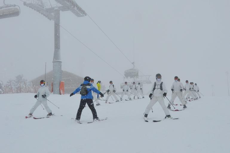 Mehmetçiğe derin karda muharebe ve çığda arama kurtarma kursu verildi