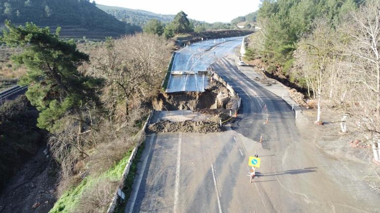Sağanak nedeniyle çöken yol, kısmi olarak trafiğe açıldı