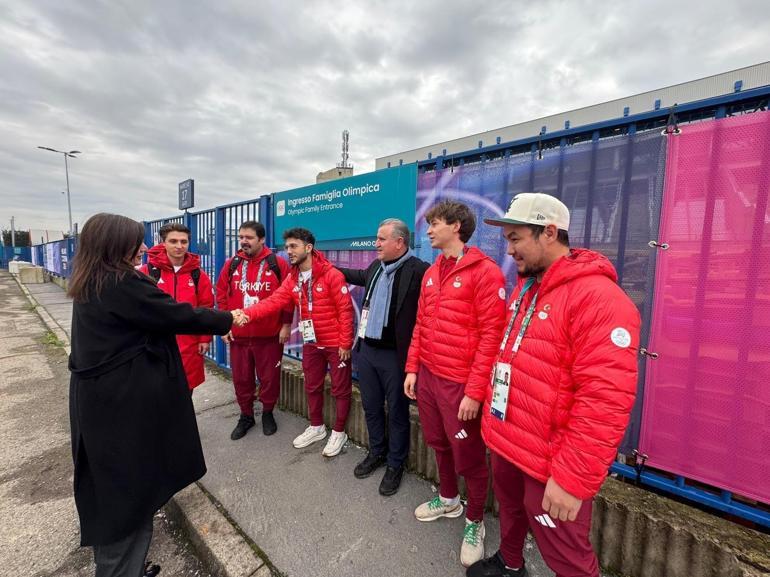 Bakan Bak İtalya’da milli sporcuları ziyaret etti