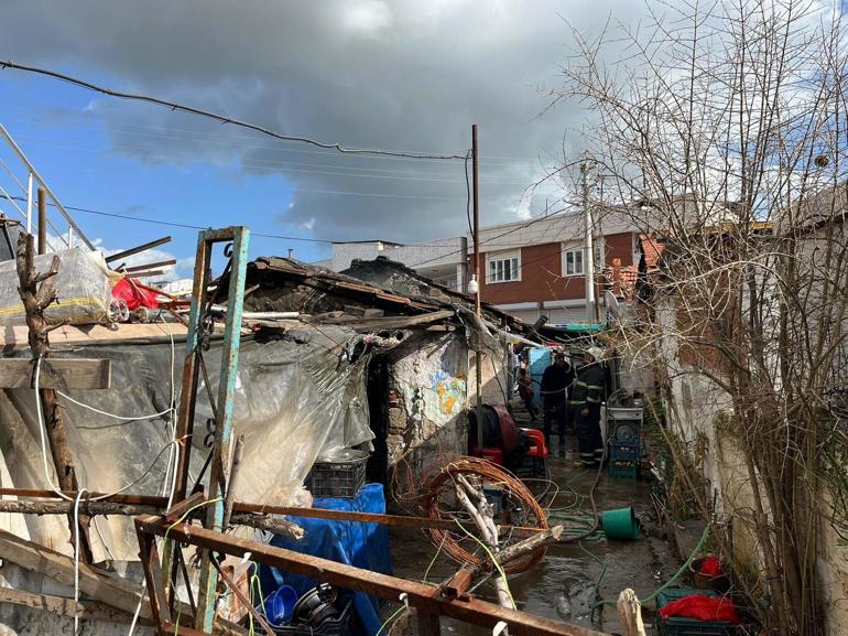 Aydında evde çıkan yangında kadını komşuları kurtardı