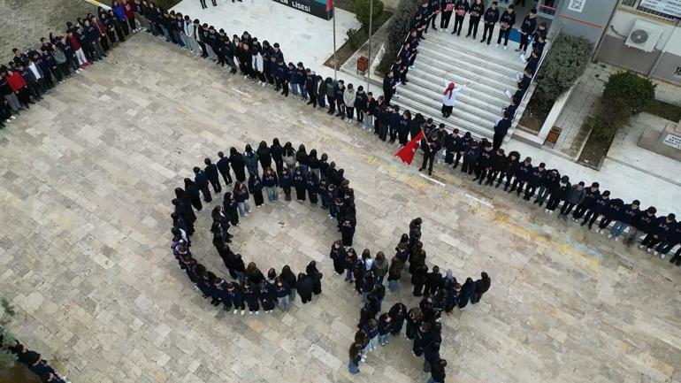 Aydında öğrenciler, bedenleriyle Türk bayrağı figürü oluşturdu