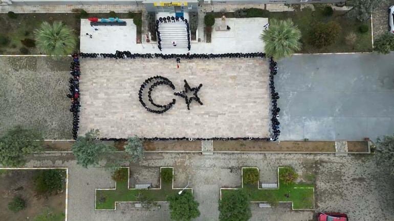 Aydında öğrenciler, bedenleriyle Türk bayrağı figürü oluşturdu
