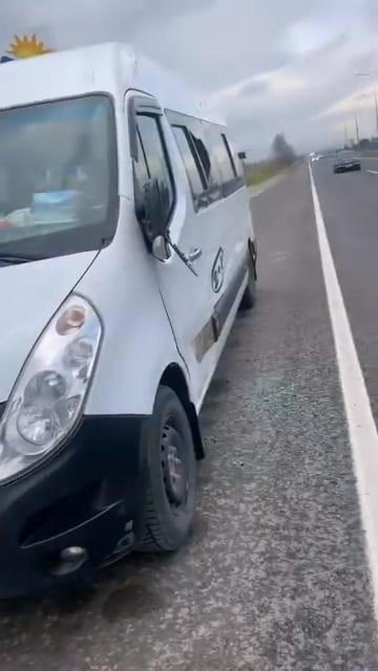 Servis aracından inen sürücüye minibüs çarptı: 1 yaralı