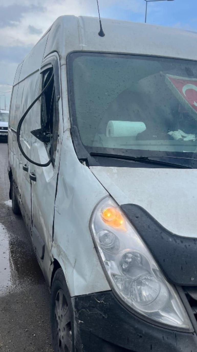 Servis aracından inen sürücüye minibüs çarptı: 1 yaralı