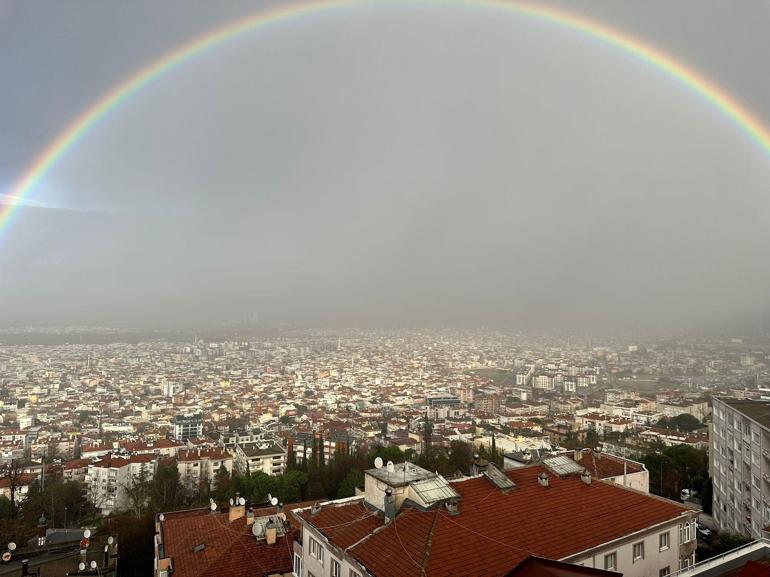 Bursada görsel şölen; gökkuşağı kenti kar küresine çevirdi