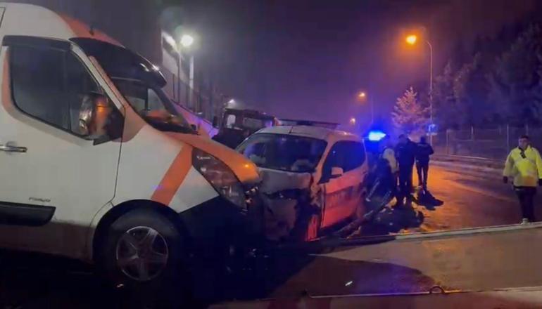 Sultanbeylide polis aracının karıştığı kazada 2si polis 3 kişi yaralandı
