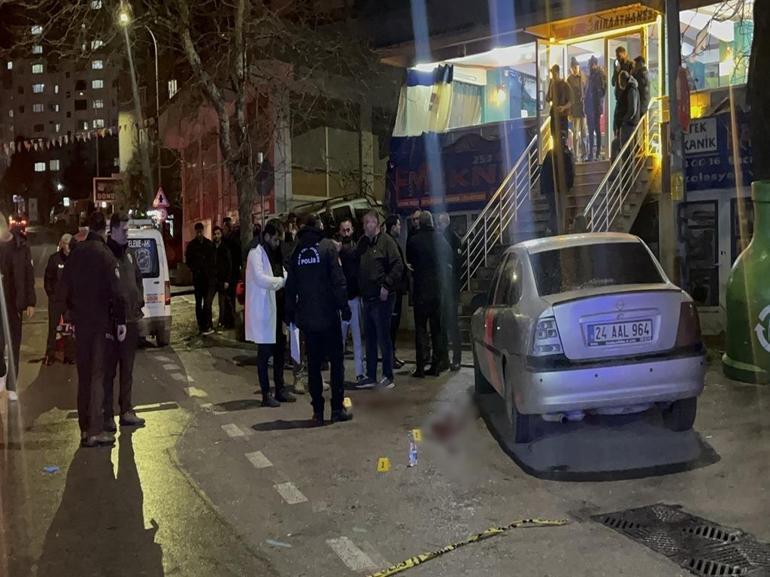 Kahvehane çıkışı 2 kişinin yaralandığı silahlı saldırı kamerada