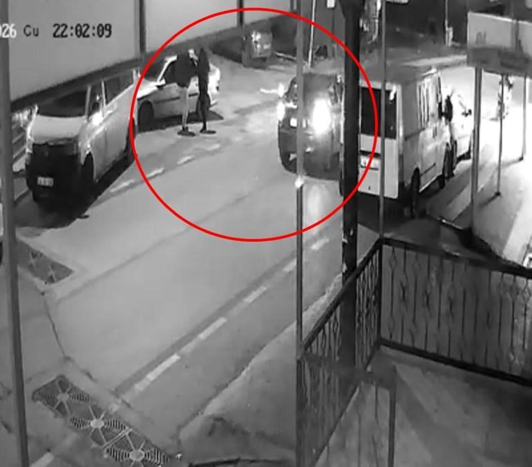Kahvehane çıkışı 2 kişinin yaralandığı silahlı saldırı kamerada