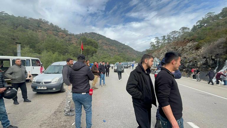 Otomobil, hafif ticari araçla çarpıştı: 1 çocuk öldü, 6 yaralı