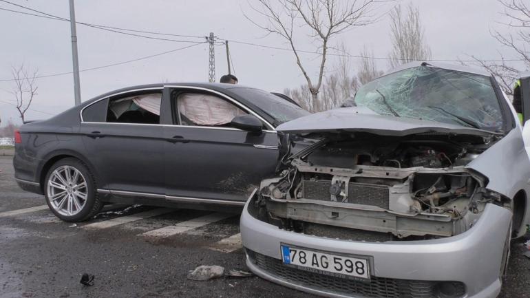 Bingölde otomobiller çarpıştı: baba- oğul öldü, 4 yaralı