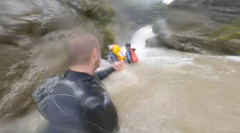 Dağcılar, yağışlar sonrası su seviyesi yükselen dereden geçerken zor anlar yaşadı