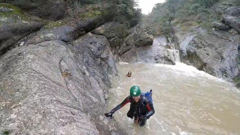 Dağcılar, yağışlar sonrası su seviyesi yükselen dereden geçerken zor anlar yaşadı