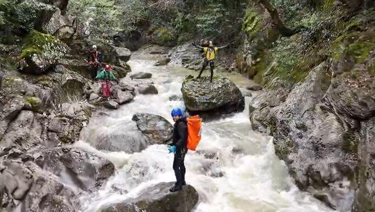 Dağcılar, yağışlar sonrası su seviyesi yükselen dereden geçerken zor anlar yaşadı