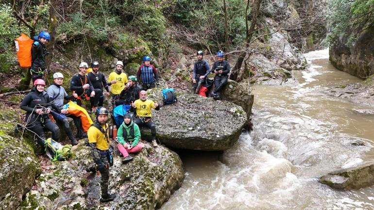 Dağcılar, yağışlar sonrası su seviyesi yükselen dereden geçerken zor anlar yaşadı