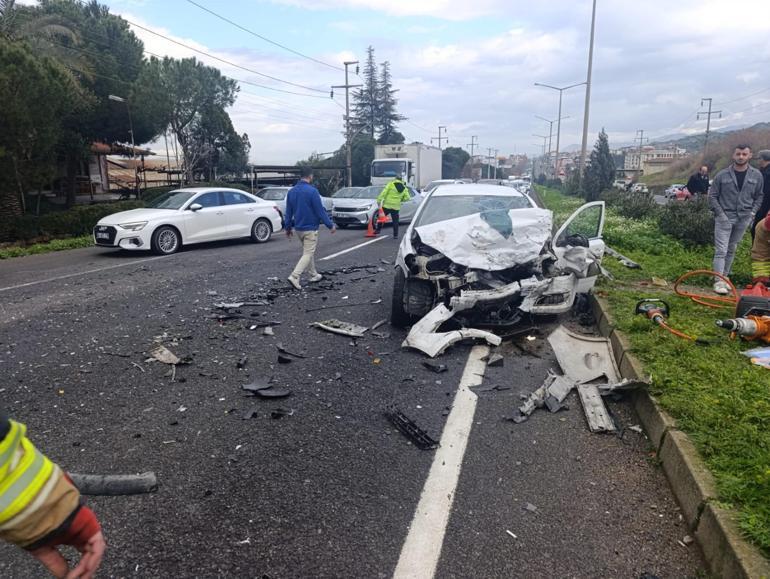 Manisa’da refüjü aşan otomobil, zincirleme kaza yaptı: 2 ölü, 4 yaralı