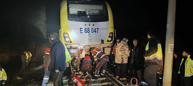 Savaştepede yolcu treninin lokomotifi, düşen kaya nedeniyle raydan çıktı