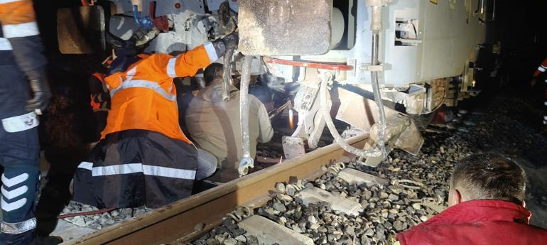 Savaştepede yolcu treninin lokomotifi, düşen kaya nedeniyle raydan çıktı