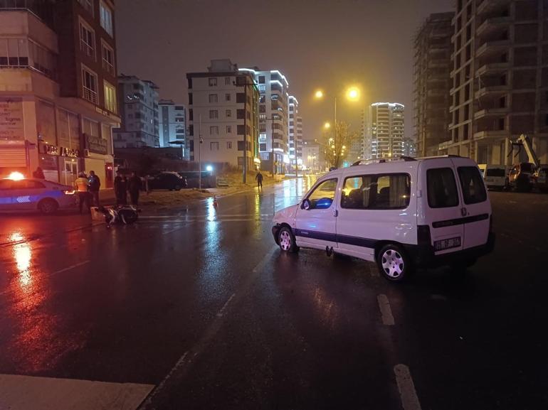 Kurye ile hafif ticari aracın çarpıştığı kaza kamerada; 1 yaralı