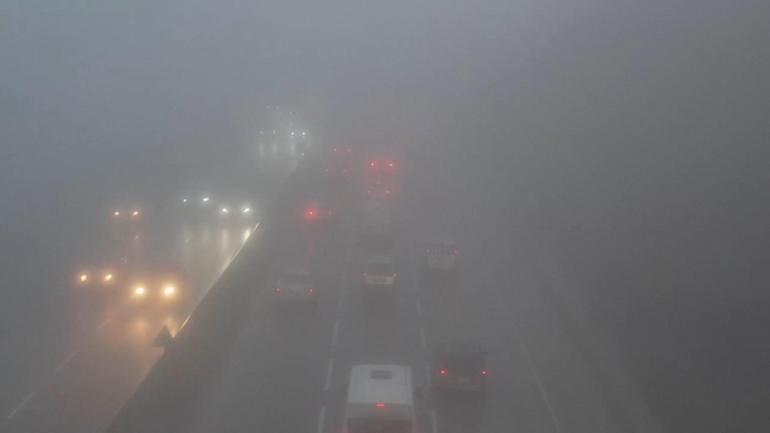 İstanbulda yağmur ve sis etkili oldu; trafik yoğunluğu oluştu