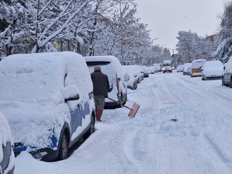 Erzurumda kar yağışı; 775 mahalle yolu kapandı