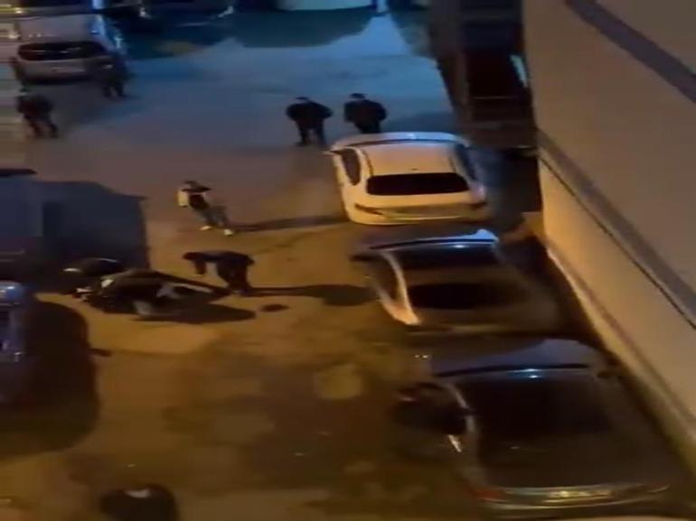 Beyoğlunda aracını kavga ettiği grubun üzerine sürdü; kaldırımdakiler ezilmekten son anda kurtuldu